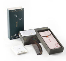 Load image into Gallery viewer, Peacock Plume 2 禮盒漆藝梳雀翎二